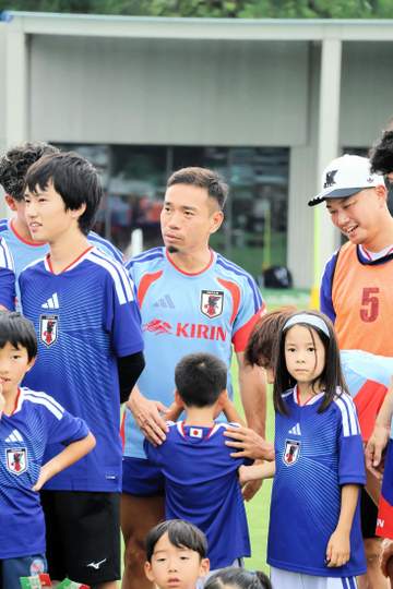「うぇ～～ん！」記念撮影で突然号泣の男の子にいち早く駆け寄った選手…かがんで手を添え、目線の高さで話しかけていた