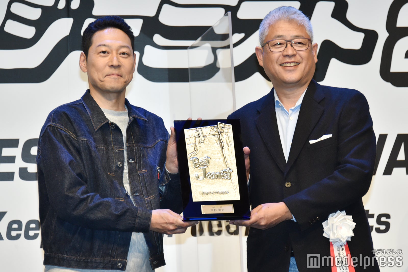 （左）東野幸治（C）モデルプレス