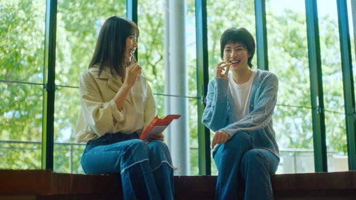 有村架純、佐久間由衣/「友人をさそおう」篇より(提供写真)