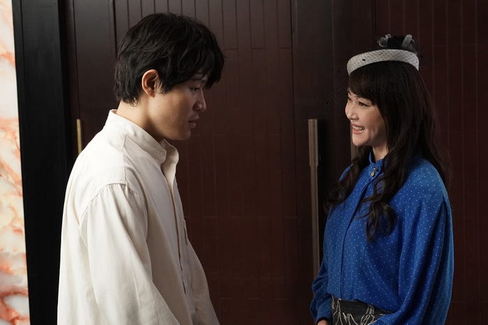 鈴木亮平、観月ありさ「レンアイ漫画家」第5話より(C)フジテレビ