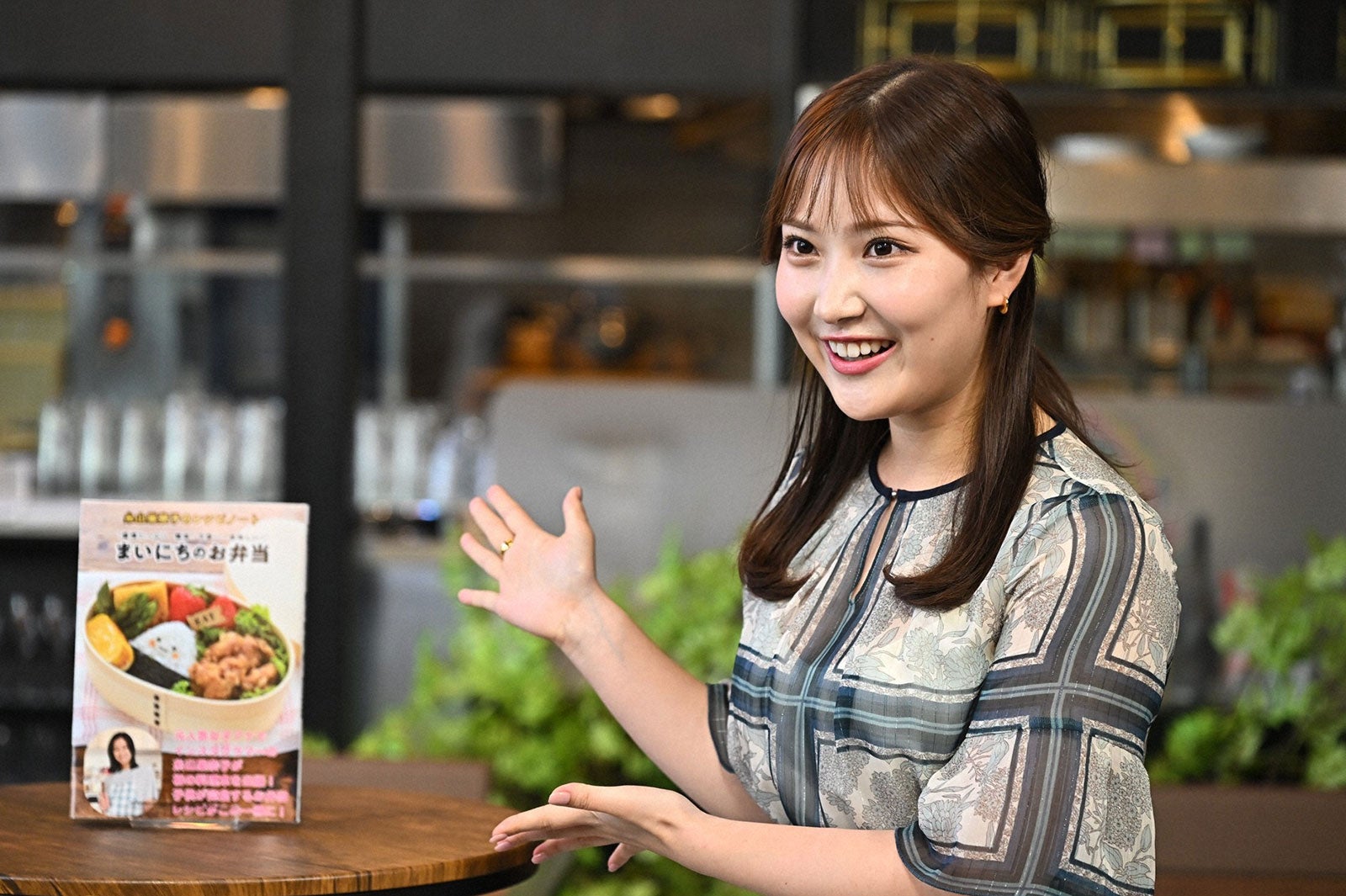 野村彩也子アナウンサー／「オールドルーキー」第7話より（C）TBS