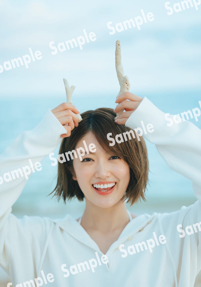 樋口日奈/特典ポスターC/撮影:前康輔(画像提供:光文社)