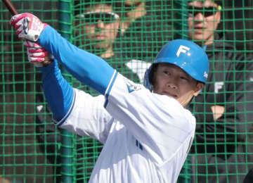 日本ハム 西川遥輝が初安打＆ヘッスラで猛アピール 前日死球の影響を感じさせず 初の対外試合で存在感