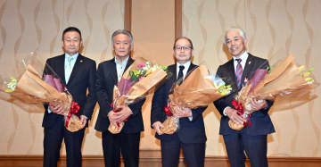今春定年の国枝師、小西師、根本師、南田師に花束 日本調教師会関東本部の新年会