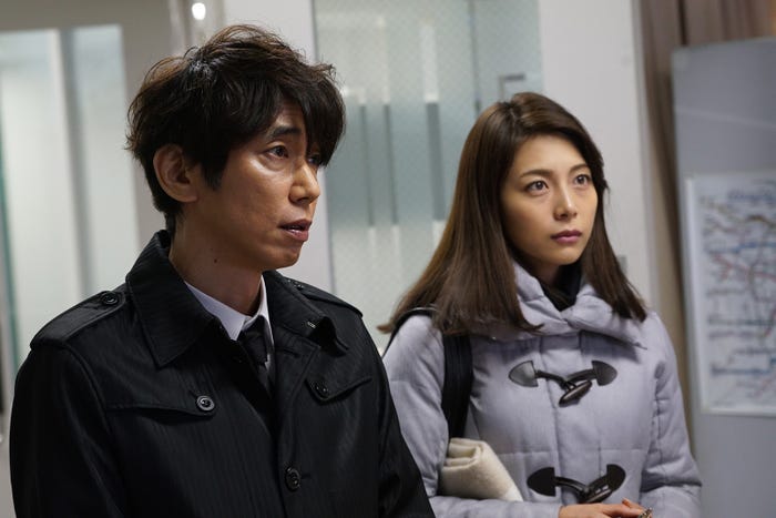 (左から)ユースケ・サンタマリア、相武紗季(C)テレビ朝日