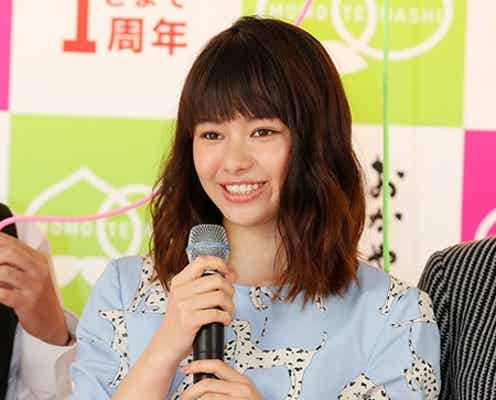 山本舞香、ミニワンピで美脚披露 “ホーム”も成長に感心