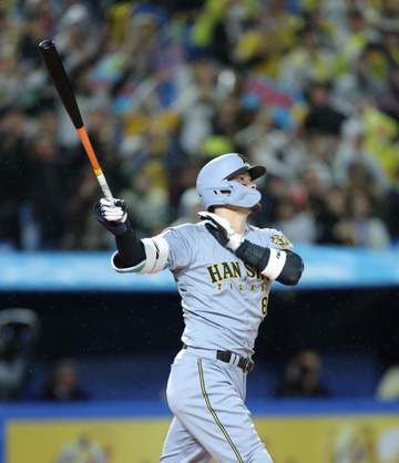 佐藤輝が今季7号ソロ リーグトップに並ぶ 完璧弾に虎党大歓声 打撃3部門でトップに