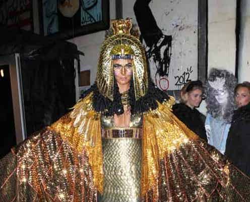 ハイディ・クルム、1カ月遅れのハロウィーンで仰天衣装を披露!