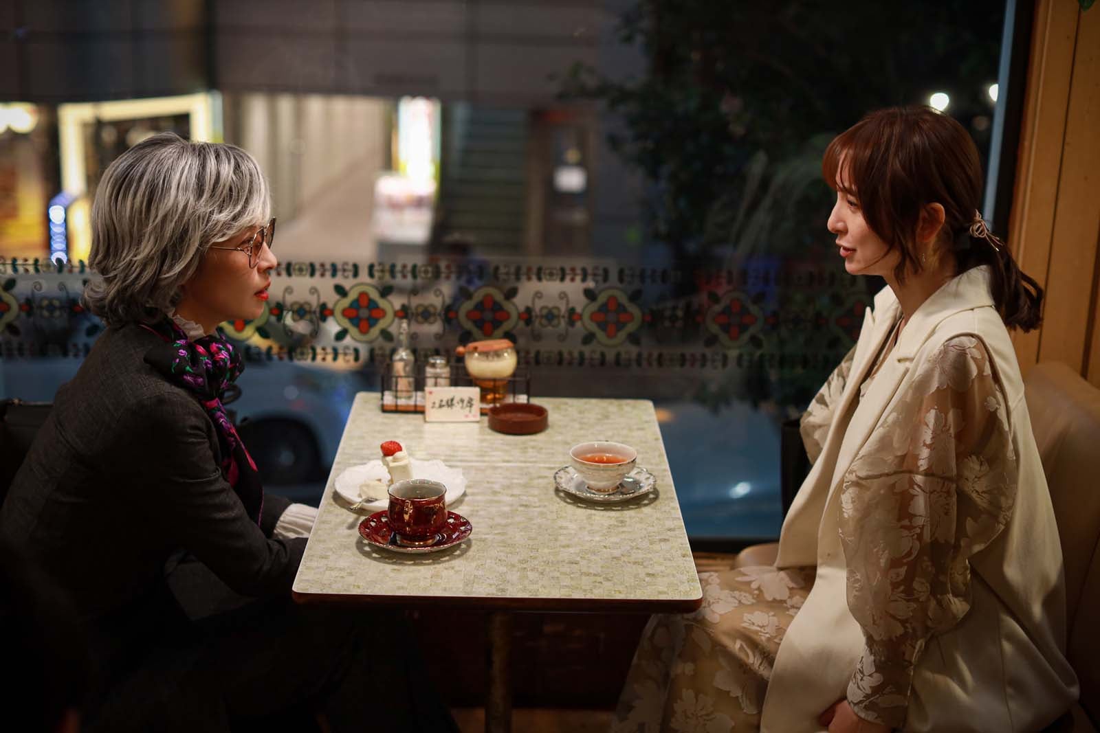 水野美紀、篠田麻里子「離婚しない男―サレ夫と悪嫁の騙し愛―」最終話より（C）テレビ朝日