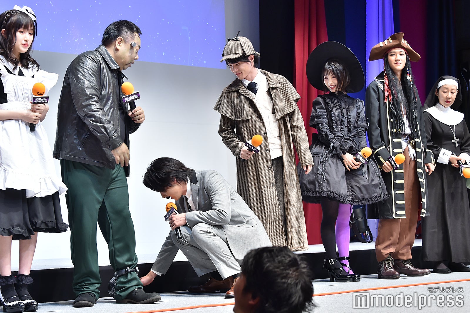 ステッキをセットの下に落としてしまい慌てる中村倫也（中央でしゃがんでいる）（C）モデルプレス