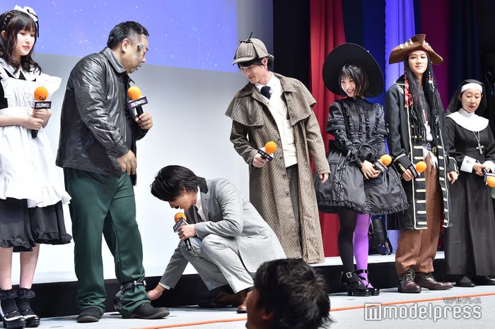 ステッキをセットの下に落としてしまい慌てる中村倫也(中央でしゃがんでいる)(C)モデルプレス