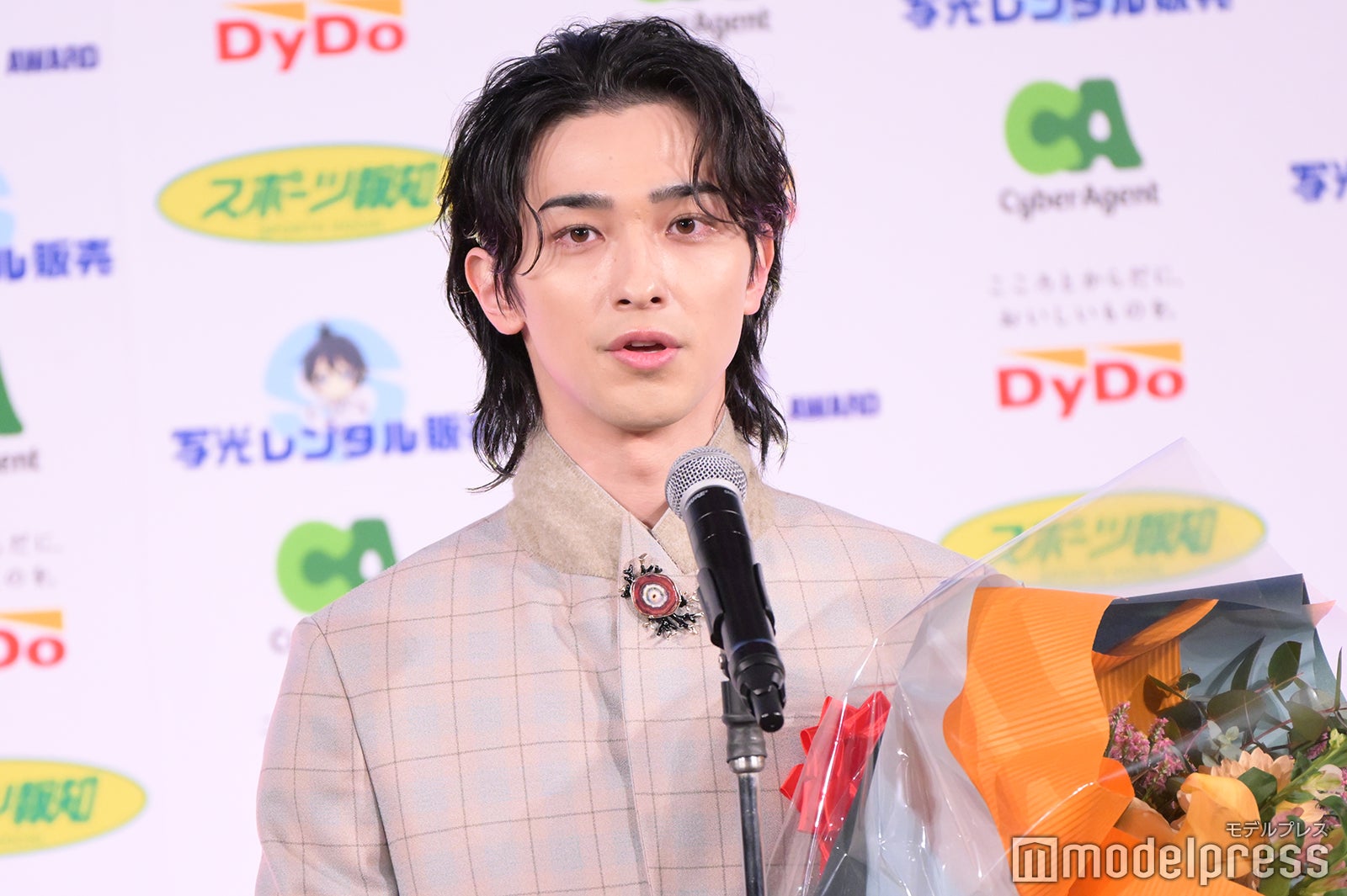 横浜流星、サプライズゲストを“逆祝福” 主演男優賞で苦労を語る＜第48回報知映画賞＞