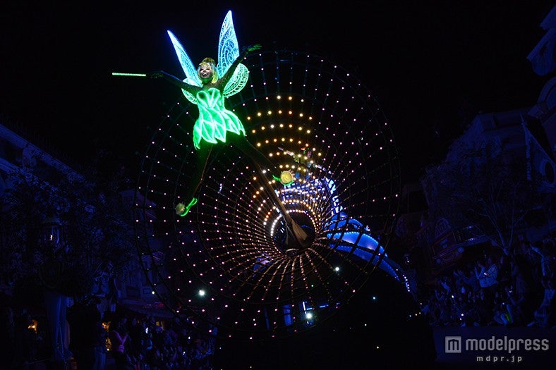 LEDライトを使用した光り輝くパレード「ペイント・ザ・ナイト・パレード」