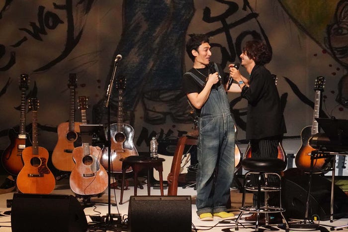 楽しそうな草なぎ剛、和田唱(提供写真)