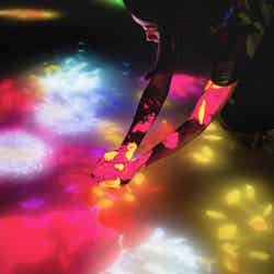 「人と共に踊る鯉によって描かれる水面のドローイング- Infinity／画像提供：株式会社PLANETS