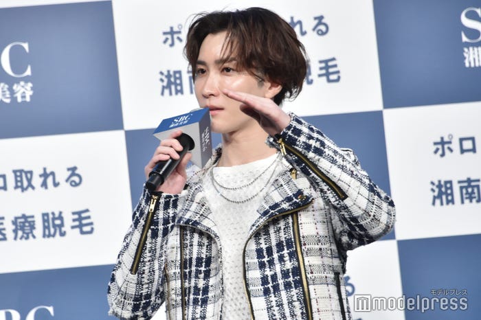 自身の“毛の変化”を手を使ってわかりやすく説明した渡辺翔太(C)モデルプレス