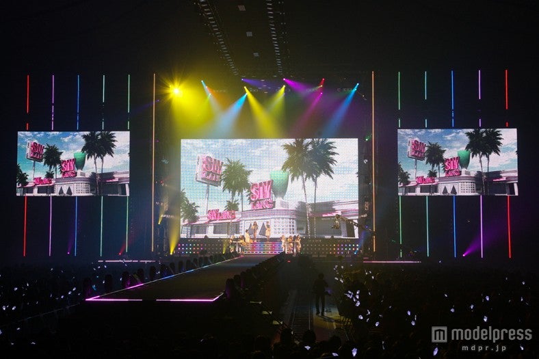 キュートな演出に観客3万人が釘付け「SLY LANG」ステージ