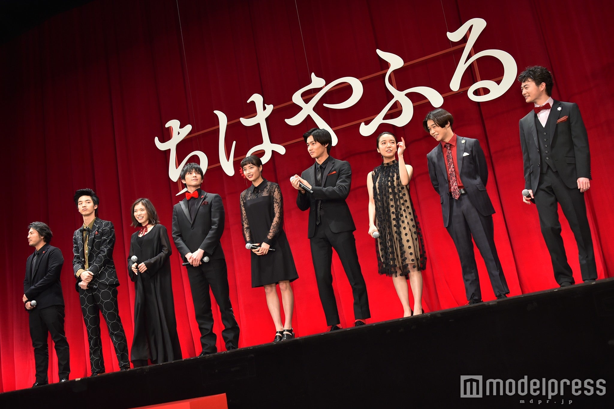 （左から）小泉徳宏監督、清水尋也、松岡茉優、真剣佑、広瀬すず、野村周平、上白石萌音、矢本悠馬、森永悠希（C）モデルプレス