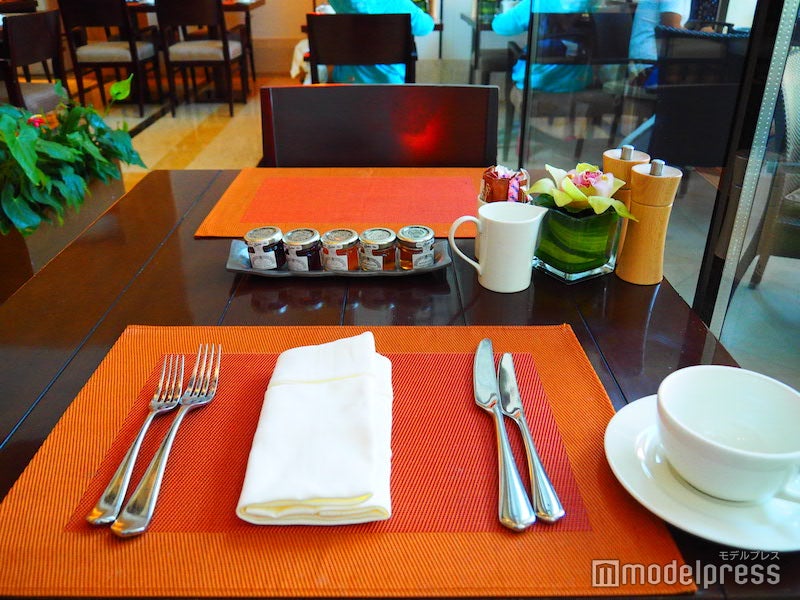 ホテル1Fの朝食会場のテーブル（C）モデルプレス