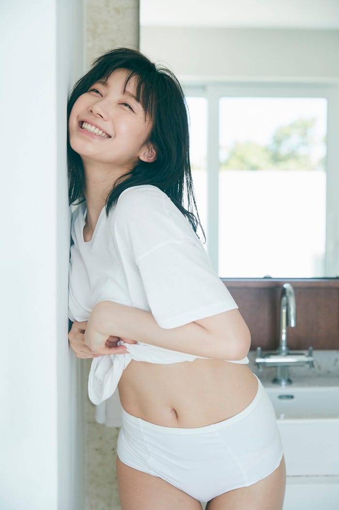小倉優香/撮影:三瓶康友/小倉優香デジタル写真集『ぐらぐら』 (講談社)より