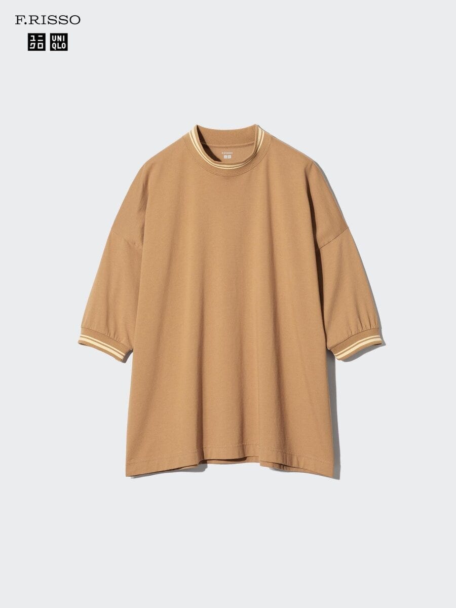 茶色のモックネック七分袖Tシャツの平置き