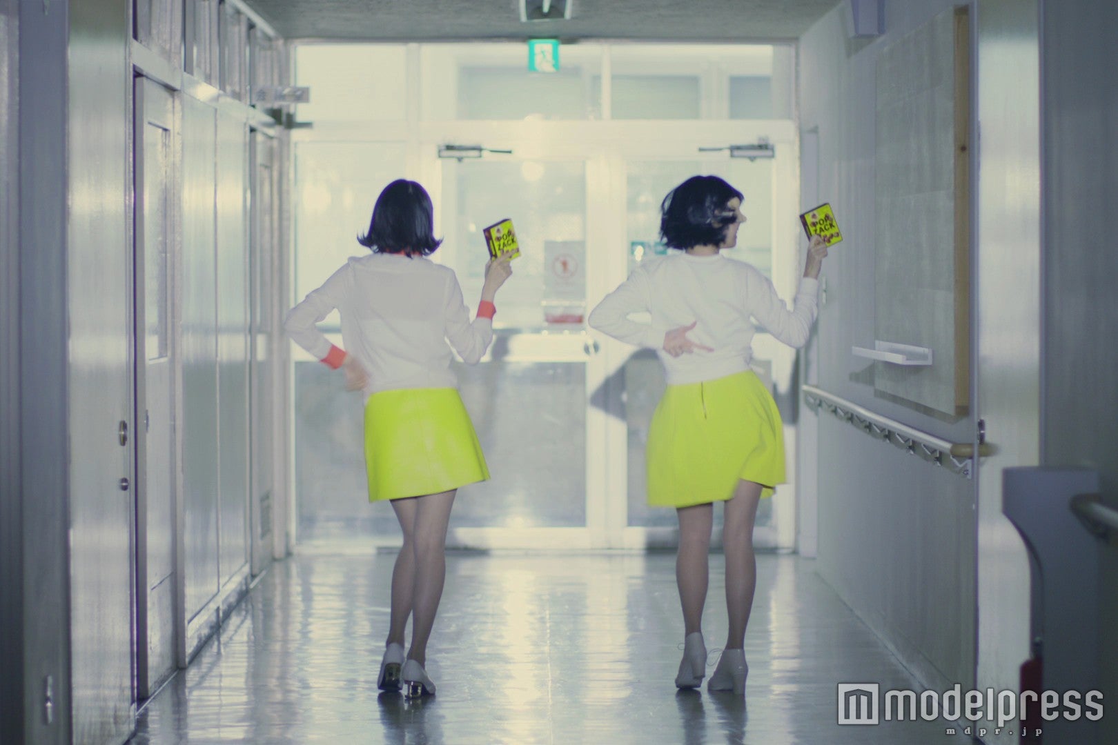 飯豊まりえ（左）／新CMより