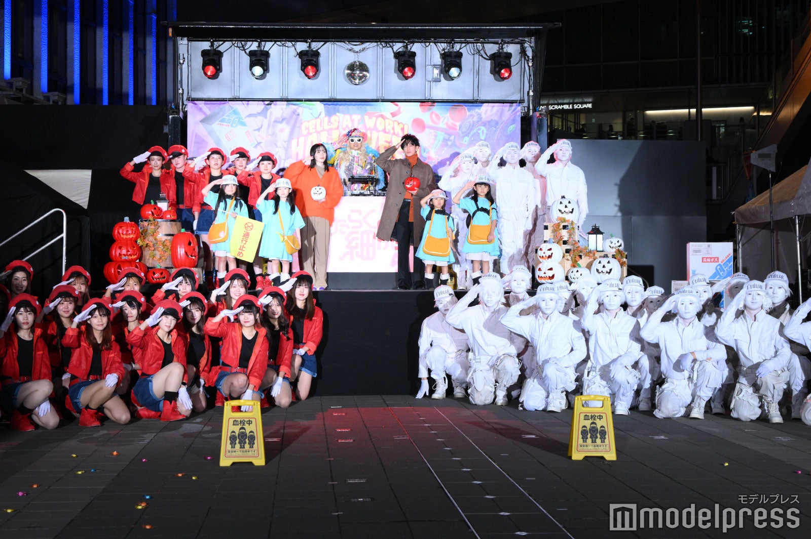 （中央）永野芽郁、DJ KOO、佐藤健（C）モデルプレス