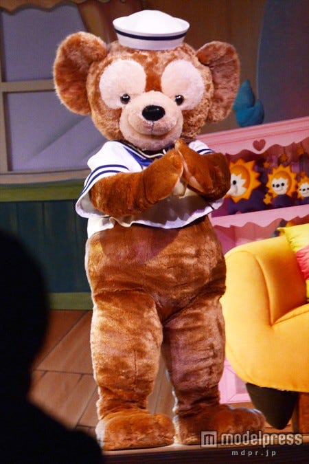 小瓶に願を書いた手紙を入れ、海に流しに向かった