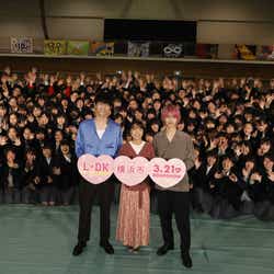モデルプレス - 上白石萌音・杉野遥亮・横浜流星、中学校をサプライズ訪問 胸キュンセリフ披露