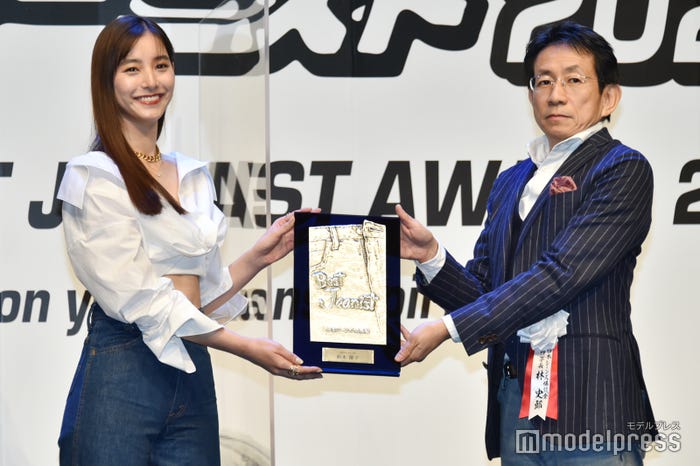 (左)新木優子(C)モデルプレス