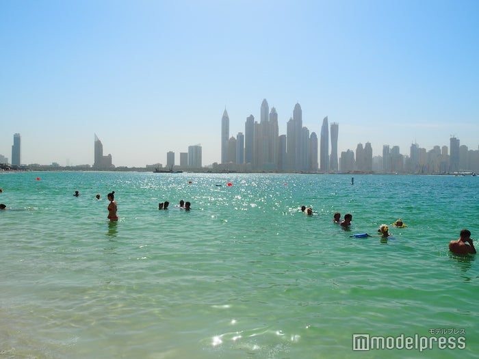 ホテル前のビーチから見ることができる、アラビア湾と高層ビル群がセットの光景（C）ビューティーガール