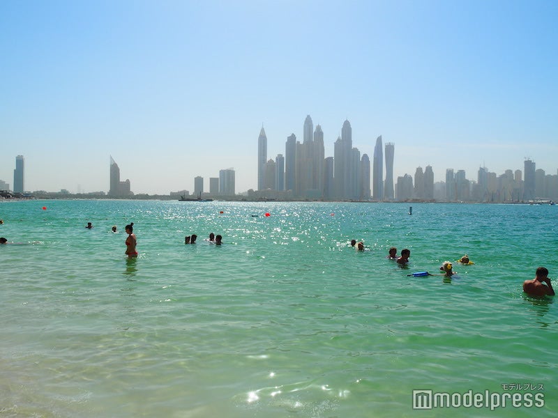 ホテル前のビーチから見ることができる、アラビア湾と高層ビル群がセットの光景（C）モデルプレス