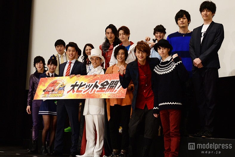 （前列左より）上遠野太洸、内田理央、竹内涼真、綾部祐二、佐野岳、小林豊、高杉真宙（後列左より）井俣太良、浜野謙太、吉井怜、蕨野友也、稲葉友、志田友美、久保田悠来、青木玄徳