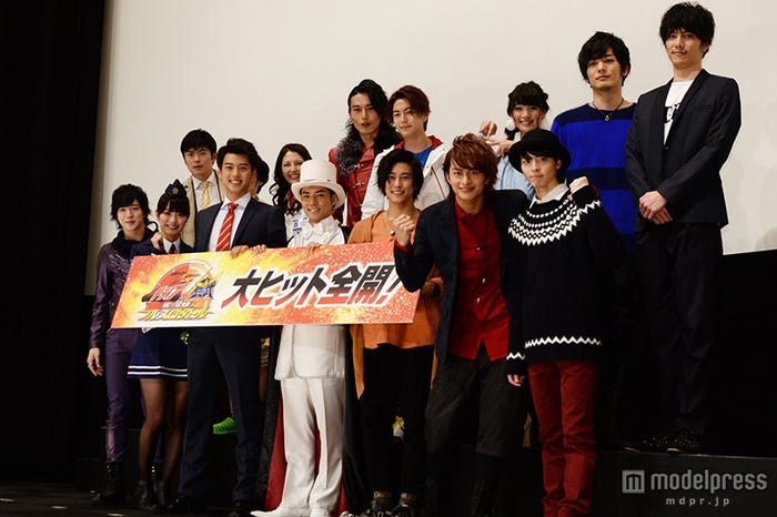 (前列左より)上遠野太洸、内田理央、竹内涼真、綾部祐二、佐野岳、小林豊、高杉真宙(後列左より)井俣太良、浜野謙太、吉井怜、蕨野友也、稲葉友、志田友美、久保田悠来、青木玄徳