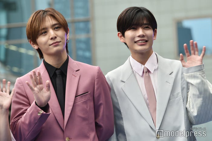 山田涼介、長尾謙杜を可愛がる(C)モデルプレス