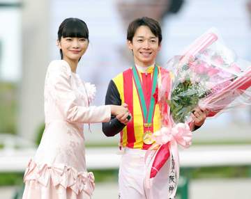 【桜花賞】見上愛が表彰式プレゼンターとして登場 スターアニスの走りに驚き「圧勝でしたね」