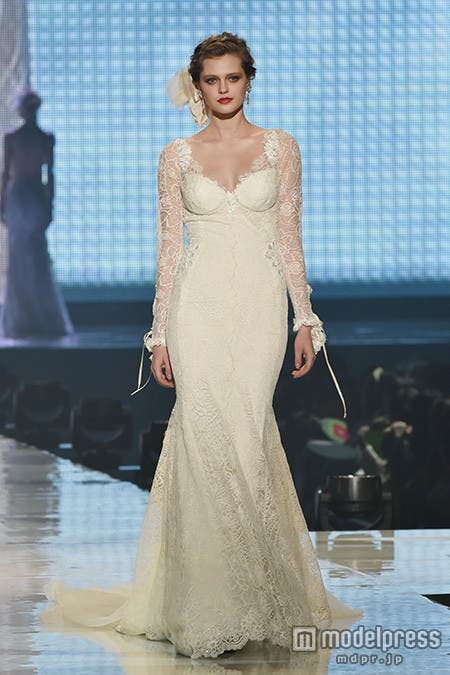 腕部分に繊細なレースが施されたドレス/「マグノリア ホワイト」のステージの様子