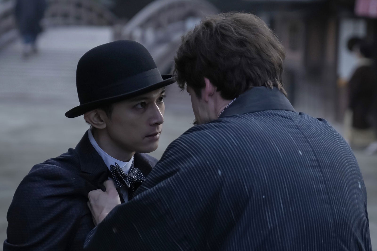 吉沢亮、トミー・バストウ「ばけばけ」第115話（C）NHK