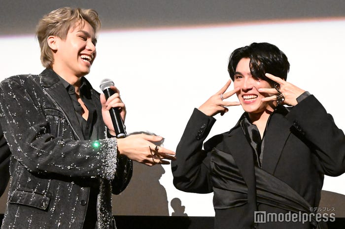 「にっこにっこにー」をするスマート、ブーム(C)モデルプレス