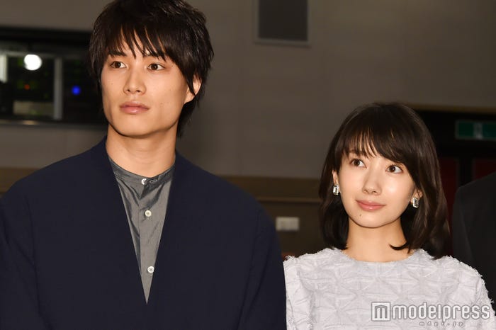 鈴木伸之、波瑠(C)モデルプレス