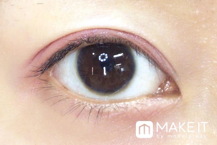 ピンク単色アイシャドウ+ヴィセ アヴァン/シングルアイカラー/010 FROST MIRAGE 使用 (C)メイクイット