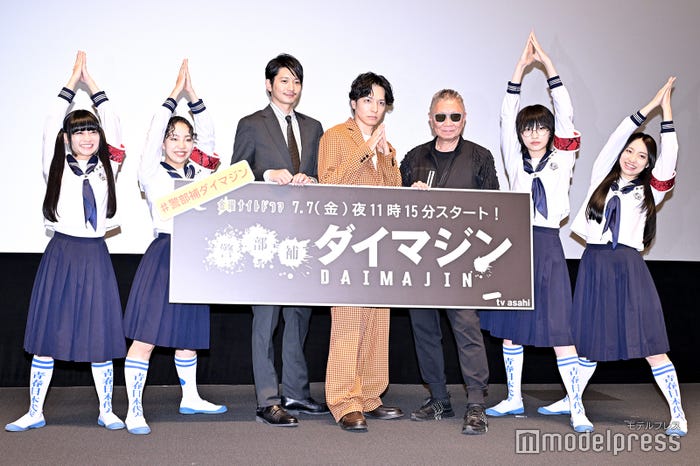 (左から)MIZYU、RIN、向井理、生田斗真、三池崇史監督、SUZUKA、KANON(C)モデルプレス