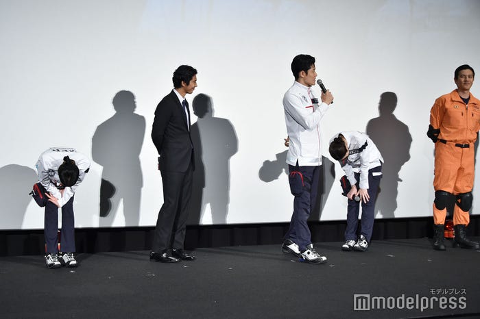 ジェシーのボケに崩れ落ちる菜々緒と中条あやみ、笑いがこぼれる賀来賢人、ツッコまずにはいられない鈴木亮平(C)モデルプレス