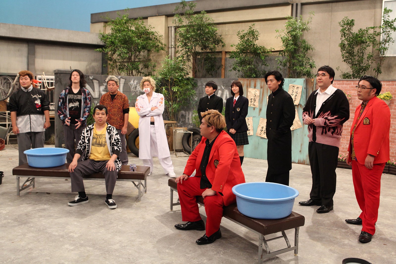 「マジガマン」（左から）岡部大、粗品、せいや、松尾駿、長田正平、秋山寛貴、岡崎紗絵、きん、野田クリスタル、村上、原田泰雅（C）フジテレビ