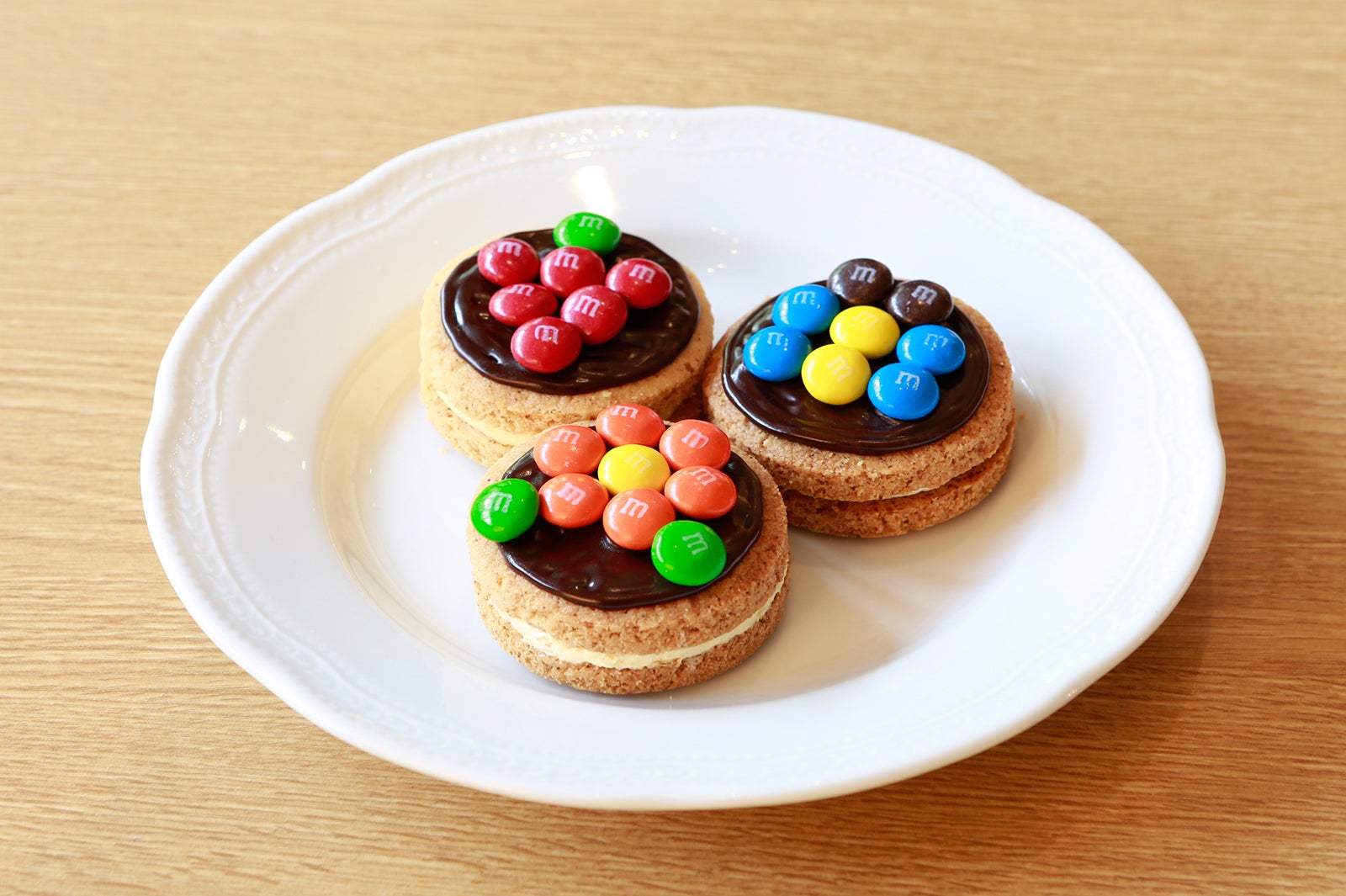 「M＆M’S アートクッキー」各350円（花、チョウチョ、クランベリー 全3種）／画像提供：マース ジャパン リミテッド