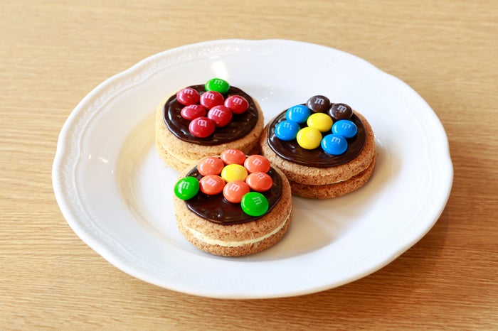 「M＆M’S アートクッキー」各350円（花、チョウチョ、クランベリー 全3種）／画像提供：マース ジャパン リミテッド