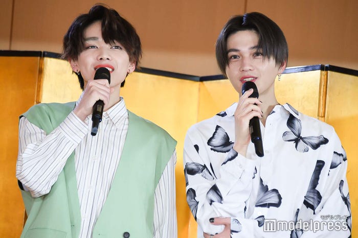 会見でも仲良しぶりを見せた宮世琉弥、八木勇征(C)モデルプレス
