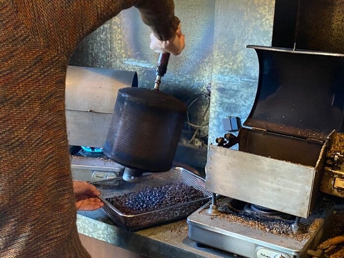 煎った豆を取り出して……