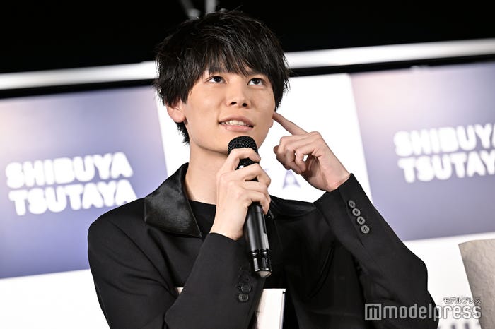 可愛く考え込む萩原利久(C)モデルプレス