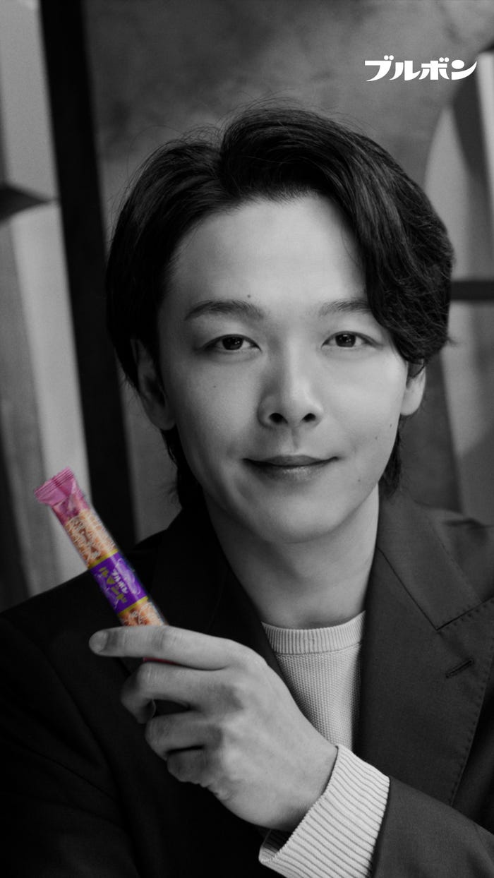 中村倫也/ブルボン新WEB CMオリジナルビスケット「ラングレイス」篇より(提供写真)